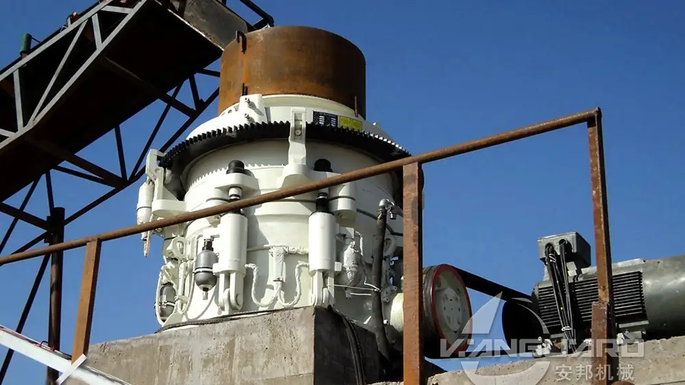 Crawler-type 200 TPH granite crushing plant overview